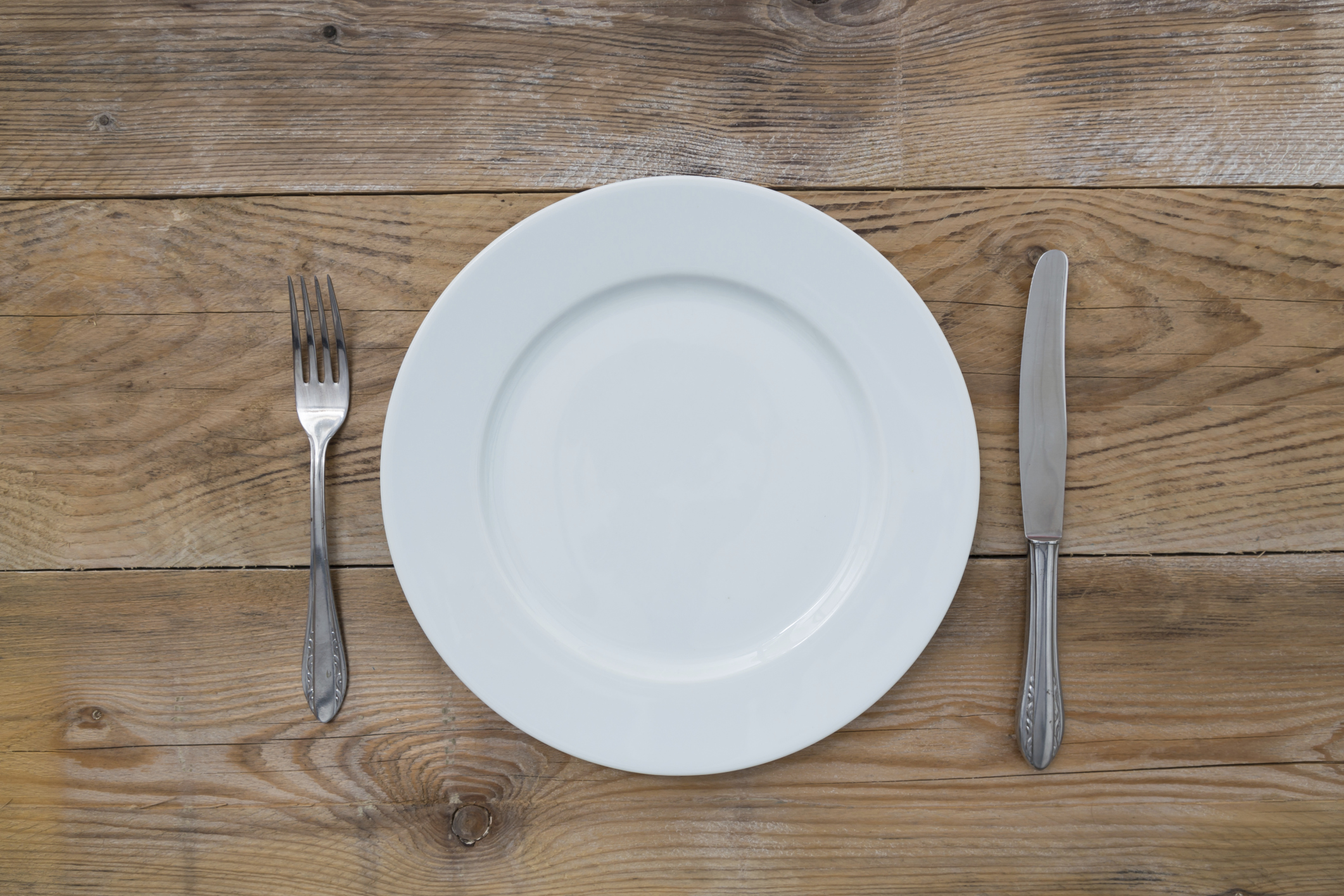 Лишняя тарелка на столе. Пустая тарелка на столе. Тарелка на столе. Белая тарелка с приборами. Тарелка на столе сверху.